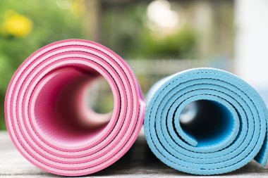 Masa, spor ve sağlıklı konsept üzerinde yoga paspaslar yakın