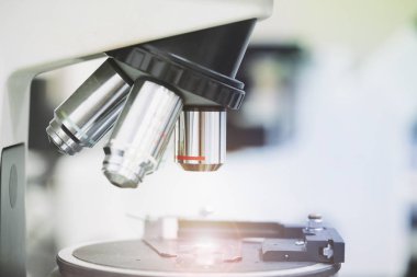 laboratuvar mikroskop, bilim ve araştırma kavramı kapatın