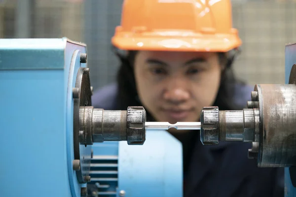 Junge asiatische Ingenieurin eingerichtet und Testmaschine im Labor — Stockfoto