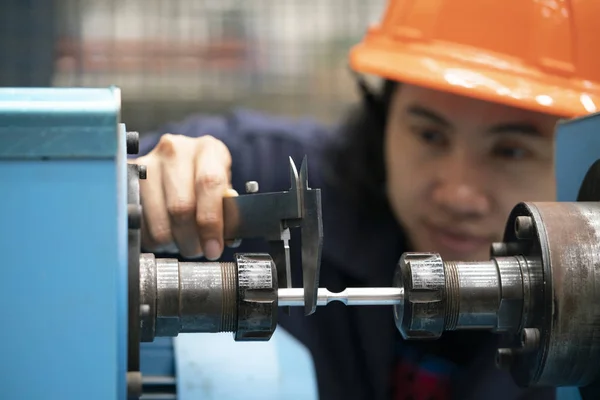 Junge asiatische Ingenieurin mit Vernier für die Messung der Test-Pi — Stockfoto