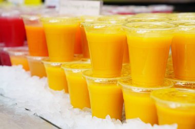 Cam, içecek veya içecek sağlıklı Karışık Buz soğuk suyu