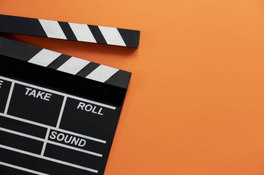 turuncu arka plan üzerinde film clapper; film, sinema ve vedio fotoğraf