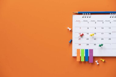 turuncu tablo arka plan üzerinde takvim yakın, planlama fo