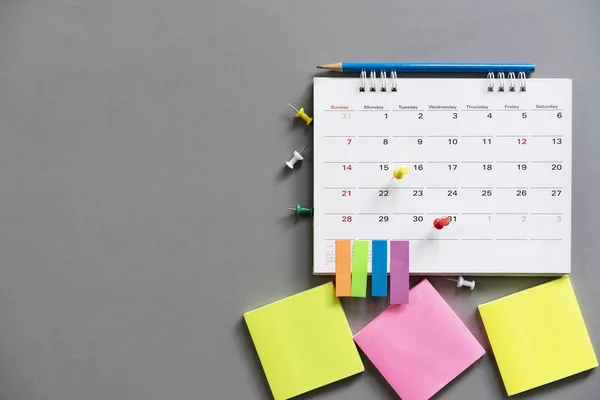 Primer plano del calendario en la mesa gris, la planificación de mi negocio —  Fotos de Stock