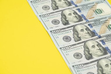 Bize yüz dolar sarı arka plan üzerinde para faturaları, yakın u