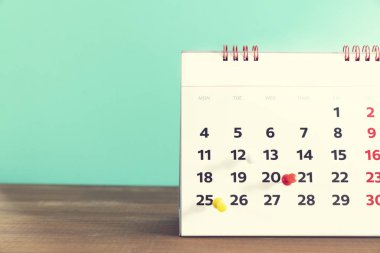 yakın takvim masada yeşil arka plana sahip plannin