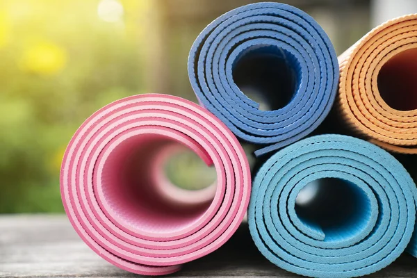 Close up of colorful yoga mat on the table, sport and healthy co — Stock Photo, Image