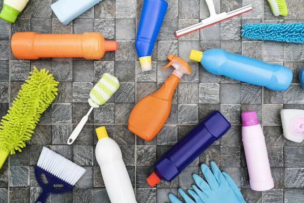 Karo zemin arka planda ev temizlik ürünü