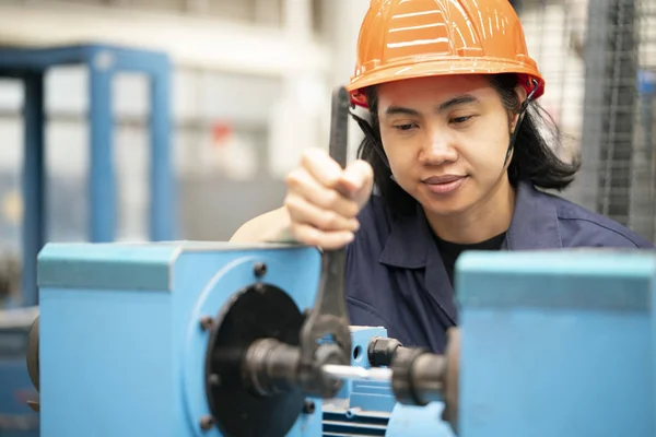 Junge asiatische Ingenieurin eingerichtet und Testmaschine im Labor — Stockfoto