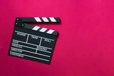 kırmızı masa arka plan üzerinde film clapper ; film, sinema ve video p