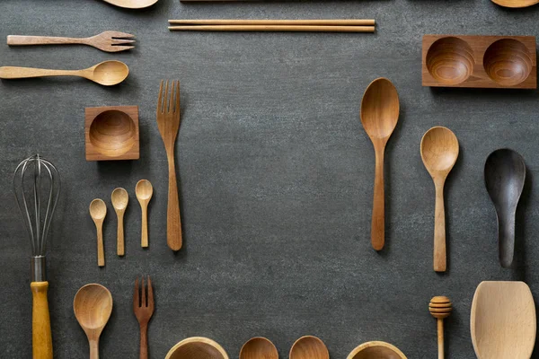 Utensili da cucina per cucinare sul tavolo di legno nero, cibo pre — Foto Stock