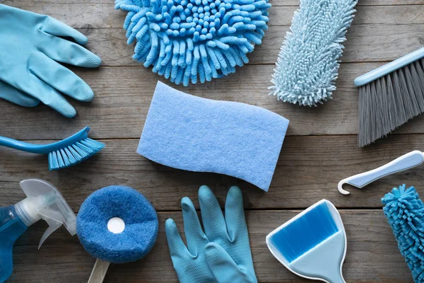 Hus rengöring produkt på trä bord, blå utrustning koncept — Stockfoto
