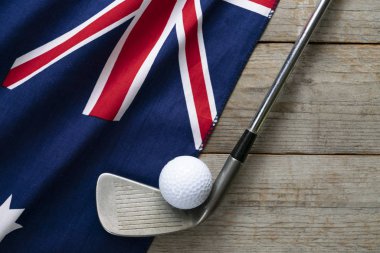Ahşap masada Avustralya bayrağı ile Golf topu