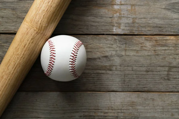 Baseball et batte de baseball sur fond de table en bois — Photo