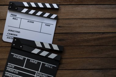 ahşap masa üzerinde film clapper; Film, sinema ve vedio fotoğraf