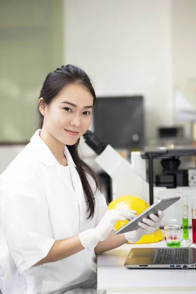 Asian woman biotechnology scientist doing chemical microscope te — Stock Photo, Image