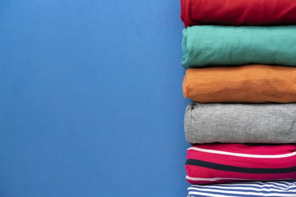 Крупным планом разноцветной одежды на синем фоне — стоковое фото