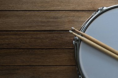 Drum Stick ve siyah masa arka planda davul, üst görünüm, müzik c