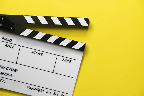 黄色のテーブルの背景に映画のクラッパー;映画、映画、ヴィード — ストック写真