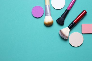 Yeşil arka planda renkli kozmetik seti