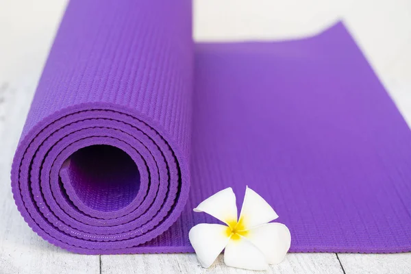 Stuoia di yoga ed un concetto all'aperto, sano e di sport del fiore — Foto Stock