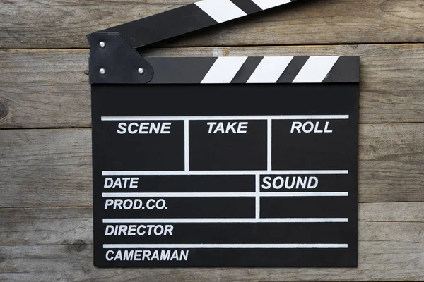 Filmklöppel auf Holztisch; Film-, Kino- und Vedio-Fotografie — Stockfoto