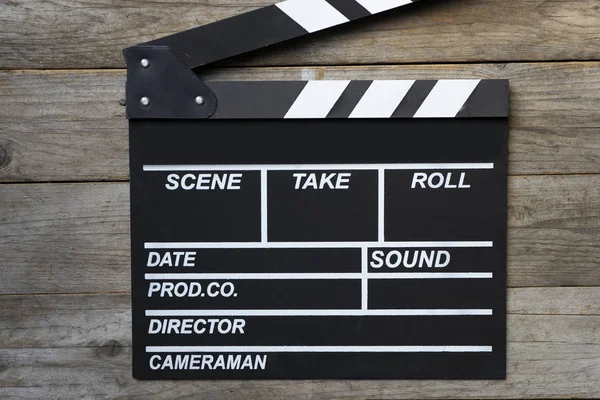 Ahşap masa üzerinde film clapper; Film, sinema ve vedio fotoğraf — Stok fotoğraf