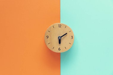 Renk masasında Retro çalar saat, iyi morn vintage tarzı