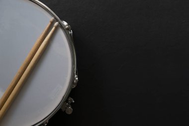 Drum Stick ve siyah masa arka planda davul, üst görünüm, müzik c