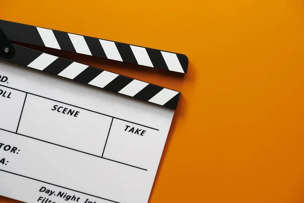 Filmklöppel auf orangefarbenem Tisch; Film, Kino und Video-Pho — Stockfoto