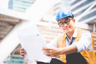 Yakışıklı genç asya adam mühendis veya mimar bir bina con