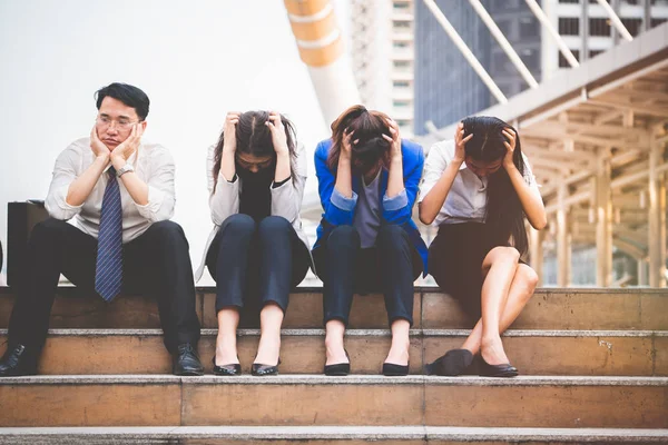 Şirketteki işsizler sokakta oturuyorlar, işsizler.