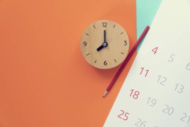 masadaki takvim ve çalar saatin yakın kapatılması, 