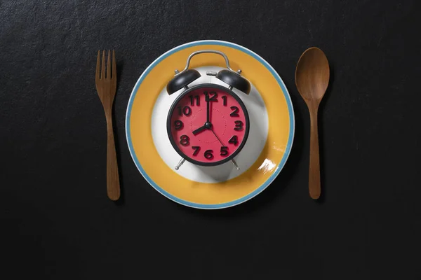 Ложка и вилка будильника, Концепция здорового питания на черном Б — стоковое фото