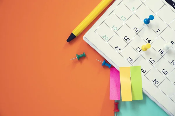 Крупним планом календар, шпилька і нотатка на столі, планування бу — стокове фото