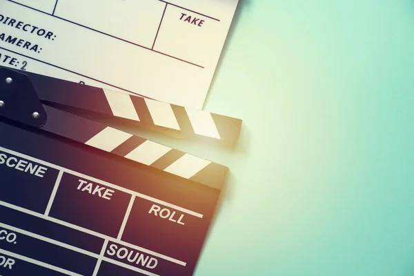 緑のテーブルの背景に映画のクラッパー;映画、映画、ビデオ — ストック写真