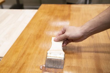 Tahta mobilyalara koruyucu cila sürüyorum.