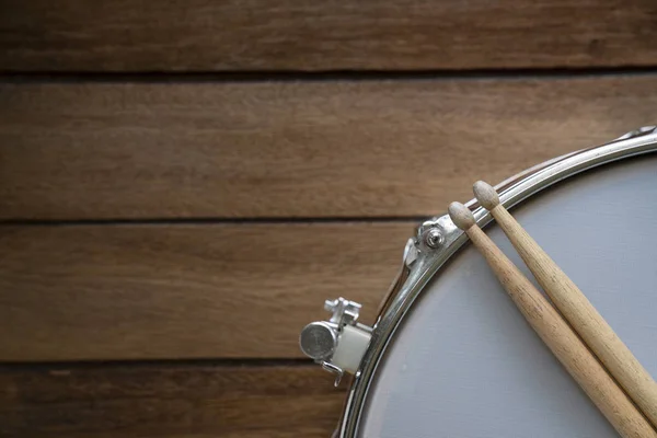 Close up drum stick e drum em fundo de mesa de madeira, top vie — Fotografia de Stock