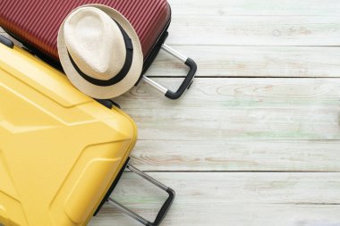 Yeni bir yolculuk ve seyahat için bavullarınızı masaya yerleştirin. 
