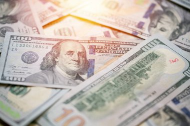 100 dolarlık banknotları kapatın. Para geçmişi, iş ve finansal konsepti.