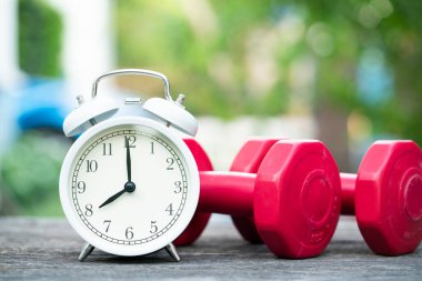 Saati ve dambılı dışarıda çalışma zamanı. Spor ve sağlıklı konsept.