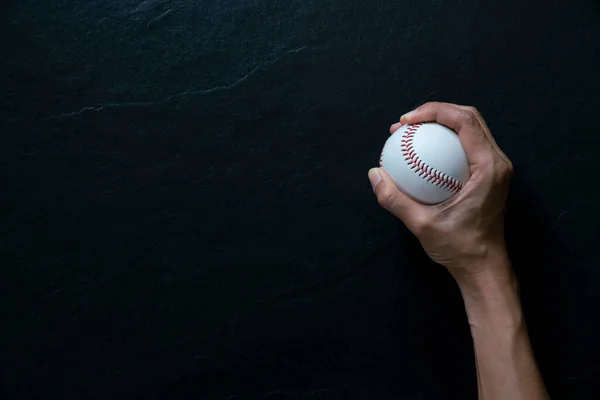 Nahaufnahme Der Hand Des Spielers Mit Baseball Auf Schwarzem Tischhintergrund — Stockfoto