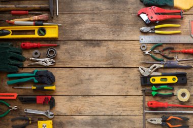 Ahşap masa zemininde tahtası olan eski aletler, mühendislik aracı kavramı