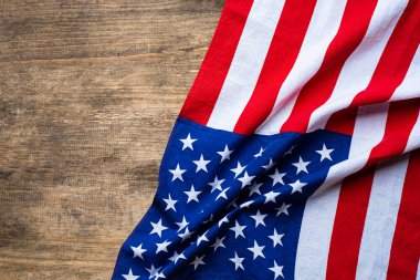 Tahta masa arkasında Amerika Birleşik Devletleri (ABD) bayrağı