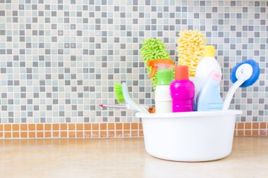 Mutfak odasındaki masada temizlik malzemesi var.