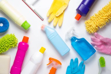 Beyaz masa arkaplanındaki ev temizliği ürünü, ev işi veya ev idaresi kavramı