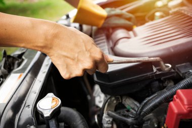 Teknisyen, motoru her gün kontrol et, bakım ve tamir konsepti.