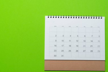 Takvimin yeşil masa arka planında kapatılması, iş toplantısı veya seyahat planlama konsepti için planlama