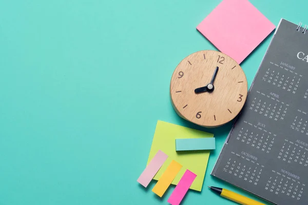 Närbild Kalender Och Väckarklocka Gröna Bordet Bakgrund Planering För Affärsmöte — Stockfoto