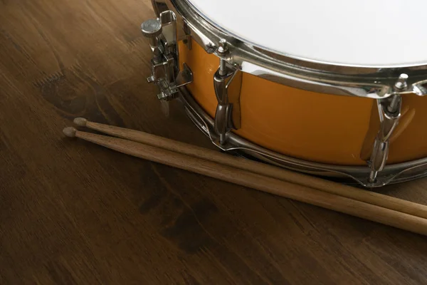 Trommel Trommel Stok Houten Tafel Achtergrond Bovenaanzicht Muziek Concept — Stockfoto